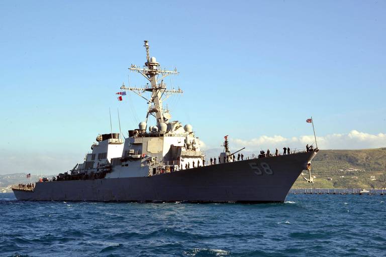 O destróier americano USS Laboon, que os rebeldes houthis tentaram atingir com míssil no domingo (14)