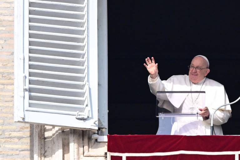 Papa Francisco acena para fiéis na praça de São Pedro, durante a oração do Angelus, no Vaticano