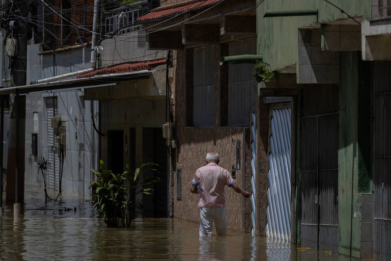 Com Rio em 'grande perigo' por causa da chuva, prefeitura pede para população não sair de casa