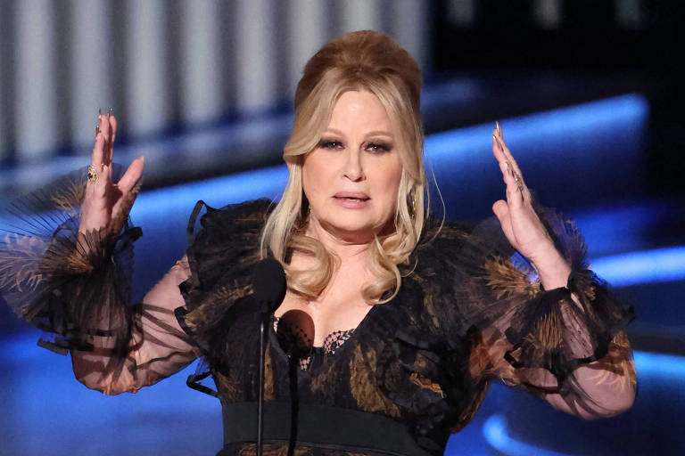 Jennifer Coolidge agradece a 'gays malvados' por vencer Emmy de atriz coadjuvante