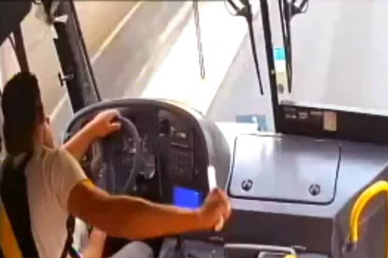 Homem sequestra ônibus, ameaça motorista com faca e é preso em Santo André (SP)