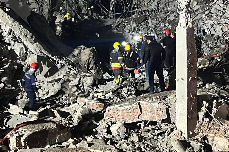 Bombeiros verificam escombros de prédio atingido pelo Irã em Erbil, capital do Curdistão iraquiano