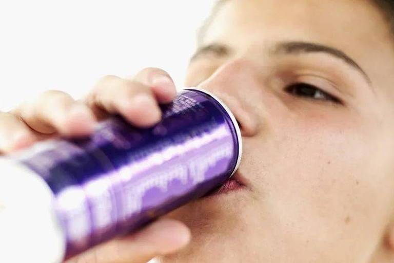 Foto de jovem bebendo energético