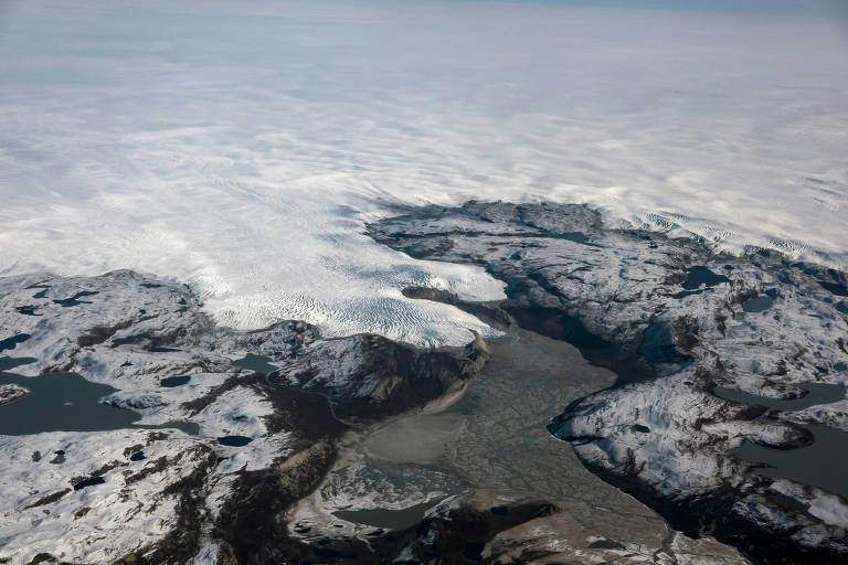 Imagem aérea mostra limite entre camada de gelo, solo com neve e mar