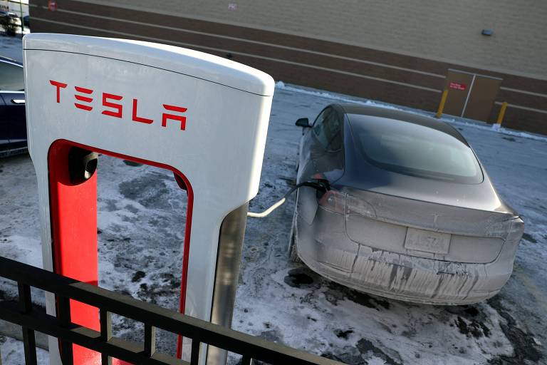 Veículo da Tesla coberto de gelo, estacionado ao lado de estação de recarga, em Chicago (EUA)