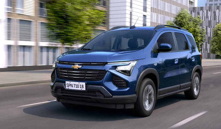 Foto de frente da Chevrolet Spin, que  recebe nova frente e faróis com LEDs na linha 2025