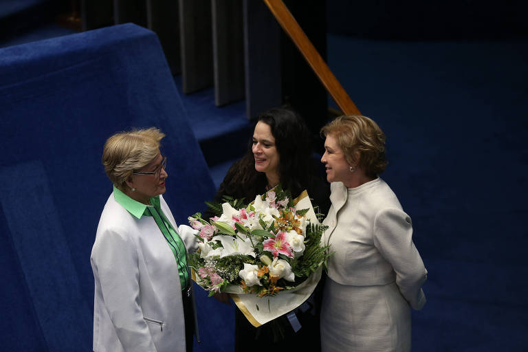 As então senadoras Ana Amélia (PP-RS) e Marta Suplicy (MDB-SP) entregam flores a advogada Janaina Pascoal durante o intervalo do julgamento do impeachment da então presidente Dilma Rousseff (PT), em Brasília