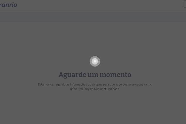 Imagem mostra tela de computador com carregamento de site. Mensagem diz "aguarde um momento"