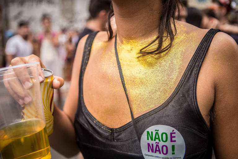 Como fazer a maquiagem com glitter durar no calor (e na chuva) do carnaval