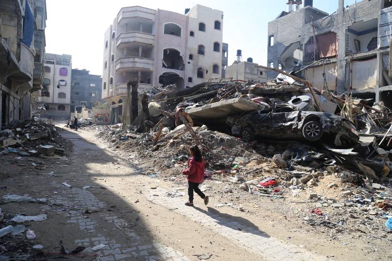 Ação militar de Israel na Faixa de Gaza arrasa prédios e casas palestinas