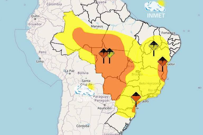 Mapa do Brasil com áreas pintadas em amarelo e laranja para indicar risco de chuva