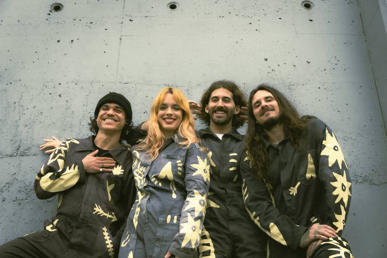 em foto colorida, a  banda de rock Nouvella pousa para a câmera