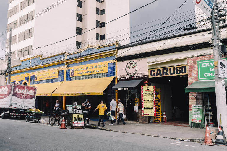 Fachada de lojas na rua Santa Rosa