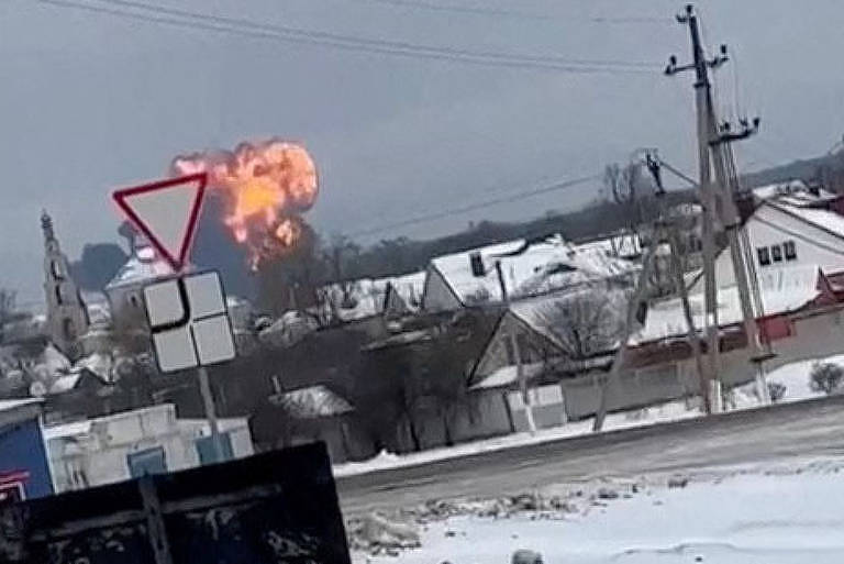 Bola de fogo sobe ao céu após queda de avião na região russa de Belgorodo