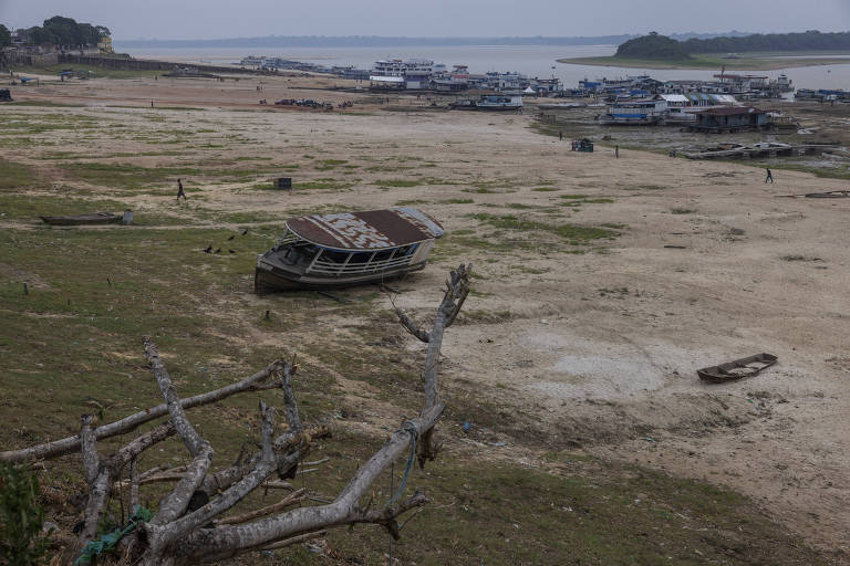 Barcos encalhados na areia em foz seca do rio 