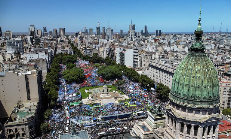 Argentinos em greve bradam que 'pátria não se vende' contra pauta liberal de Milei