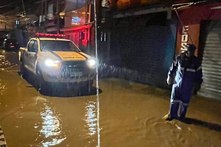 Chuva abre cratera em rua de Maresias, e moradores passam a noite sem dormir em São Sebastião