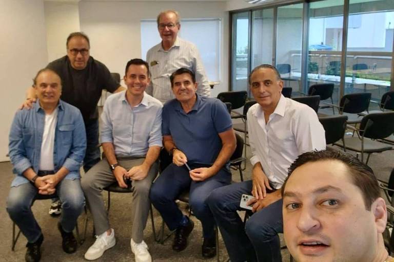 Da esq. para a dir., Ricardo Tripoli (sentado, à esq.), Carlos Balotta (em pé), Paulo Serra, José Aníbal (em pé), Duarte Nogueira, Eduardo Cury e Marco Vinholi (à frente) durante encontro do PSDB-SP