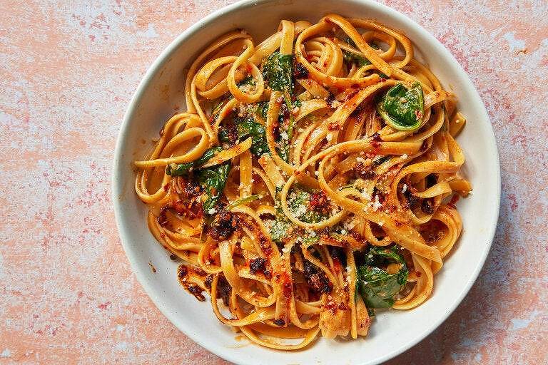 Receita de fettuccine apimentado com espinafre fica pronta em 25 minutos