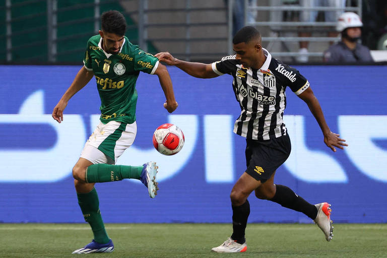 Flaco López, do Palmeiras, tenta domínio em partida contra o Santos