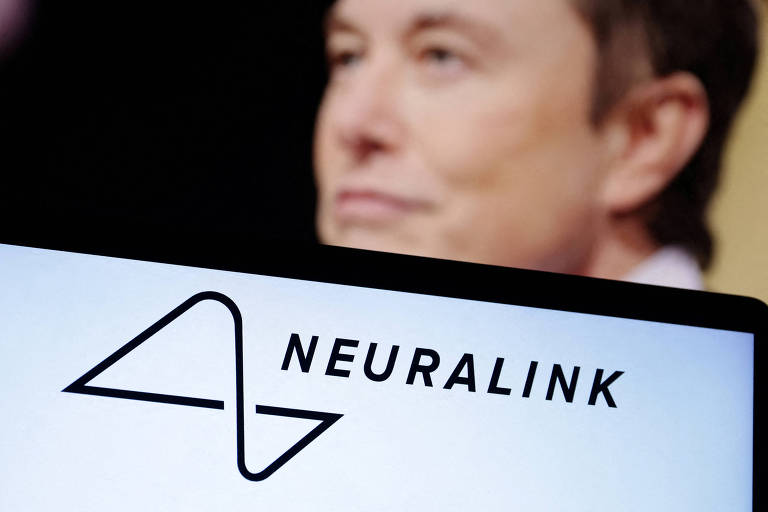 Elon Musk aparece detrás de logo da Neuralink, exebido em tela de computador