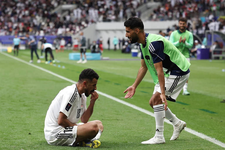 Em celebração igual de gol, cinco de uma seleção saem ilesos, um da outra é expulso