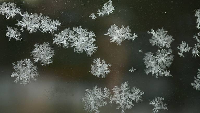 O que flocos de neve revelam sobre leis que regem o Universo