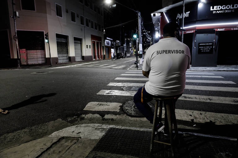 Vigilante em seu posto no cruzamento das ruas Santa Ifigênia e dos Gusmões, no centro de São Paulo 