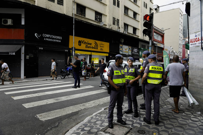 Policiais militares concentrados na rua Santa Ifigênia na esquina com a rua Aurora na parte da tarde da terça-feira (30)