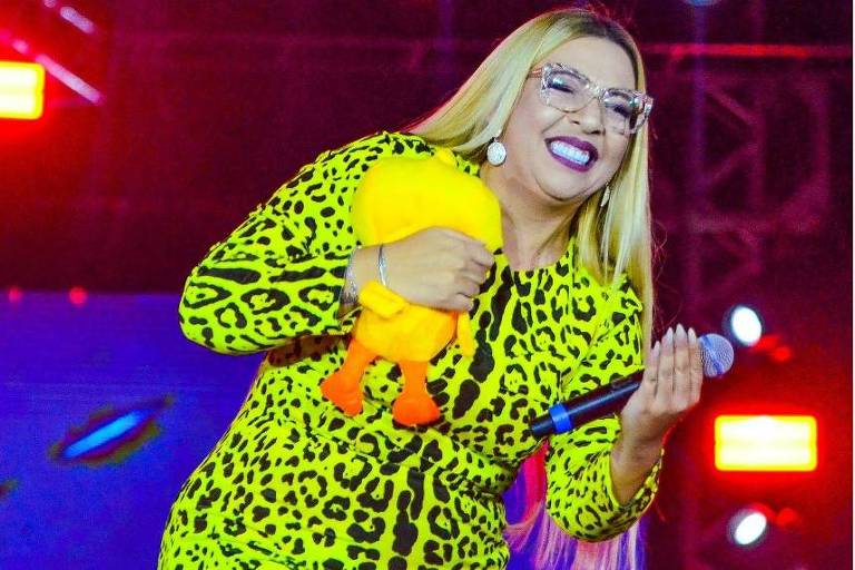 Cantora abandona título de 'cover oficial' de Marília Mendonça após críticas da mãe e do irmão da sertaneja