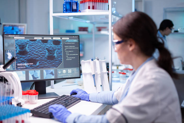 Mulher, cientista de biotecnologia, trabalhando em computador durante pesquisa em laboratório de desenvolvimento. Tecnologia de pesquisa química em laboratório de medicina científica criando um novo tipo de vacina