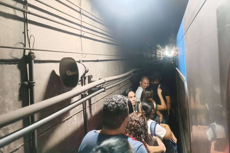 Linha 3 do metrô de SP trava, gera caos e passageiros andam sobre trilhos na volta para casa