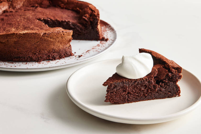 Receita de bolo super 'chocolatudo' fica pronta em só uma hora