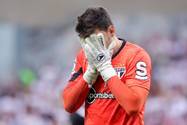 Goleiro Rafael comemora uma das duas cobranças de pênalti que defendeu durante disputa pela Supercopa do Brasil