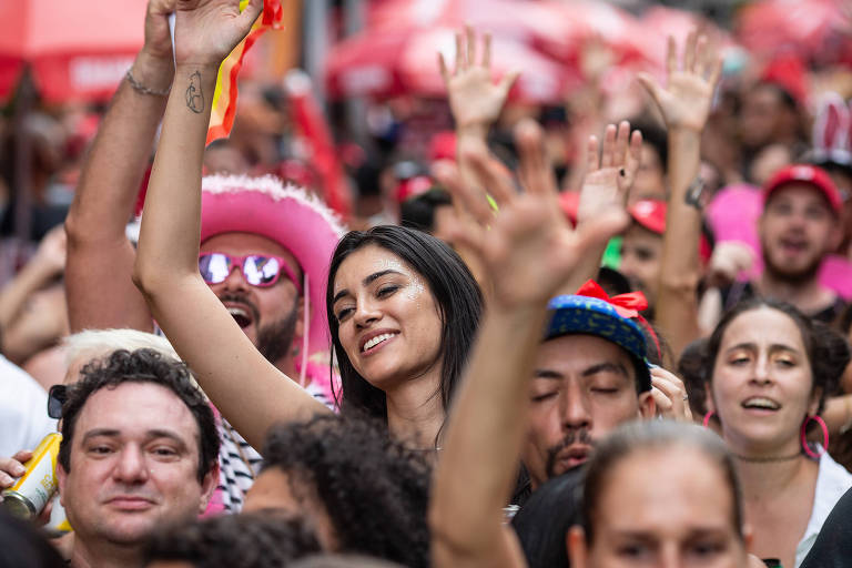 As comemorações de Carnaval podem ter começado, mas a data em que é celebrada, próxima terça (12), não é feriado, com exceção do Rio de Janeiro. Folioes acompanham desfile do  Bloco Academicos do  Baixo Augusta 