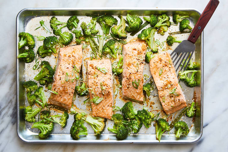 Salmão com brócolis é receita de jantar que fica pronta em só 20 minutos