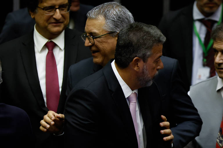 O ministro-chefe da Secretaria de Relações Institucionais, Alexandre Padilha (PT) cruza com o presidente da Câmara dos Deputados, Arthur Lira (PP-AL), ao final da solenidade de início dos trabalhos do Congresso Nacional