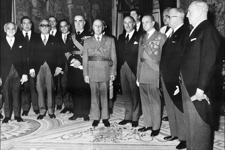 O ditador espanhol Francisco Franco (centro) com membros do regime, em 1973