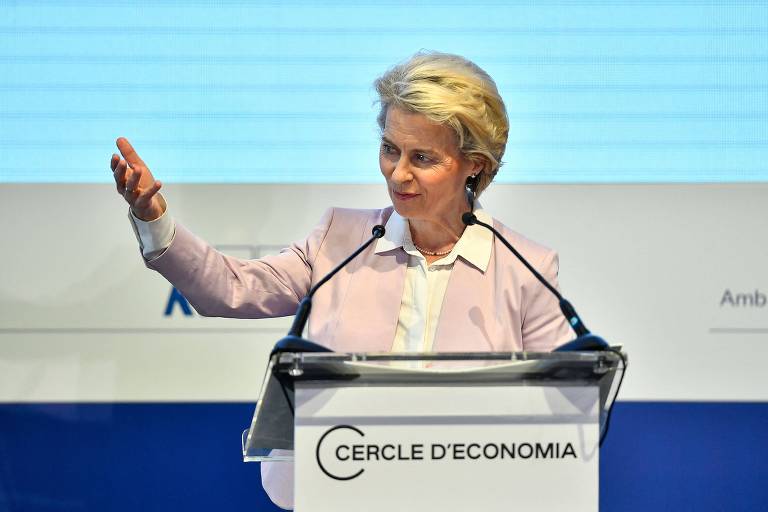Presidente da Comissão Europeia, Ursula Von der Leyen, discursa em encontro em Barcelona