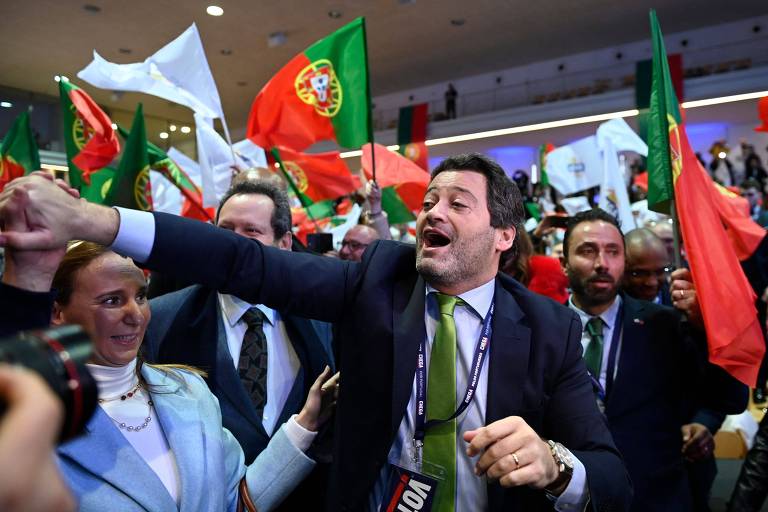 André Ventura, presidente do partido de ultradireita Chega, com apoiadores em Portugal