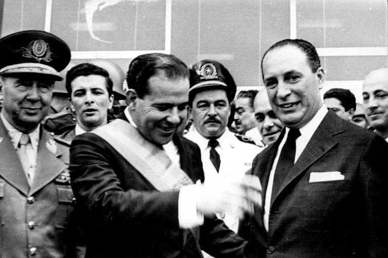 O presidente João Goulart após receber a faixa do presidente da Câmara dos Deputados, Ranieri Mazzilli, no Palácio do Planalto, em Brasília