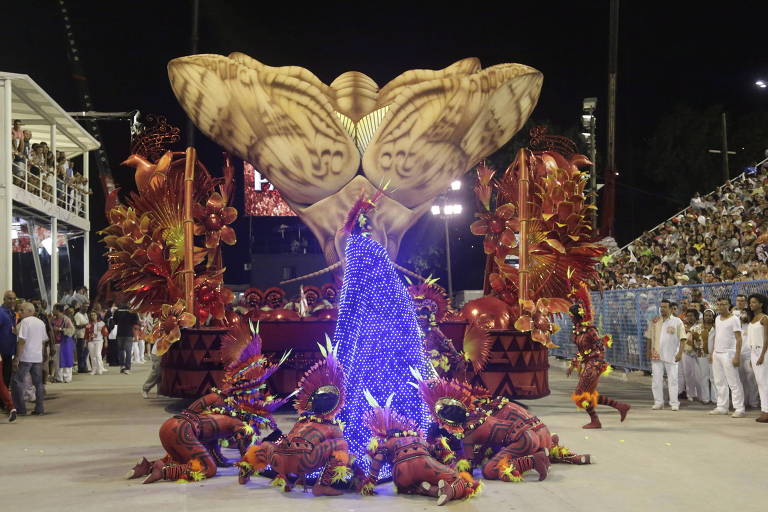 Durante desfile de escola de samba, comissão de frente transforma tapete de LED em um manto azul de Nossa Senhora Aparecida