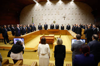 Autoridades em sessão no plenário do Supremo Tribunal Federal