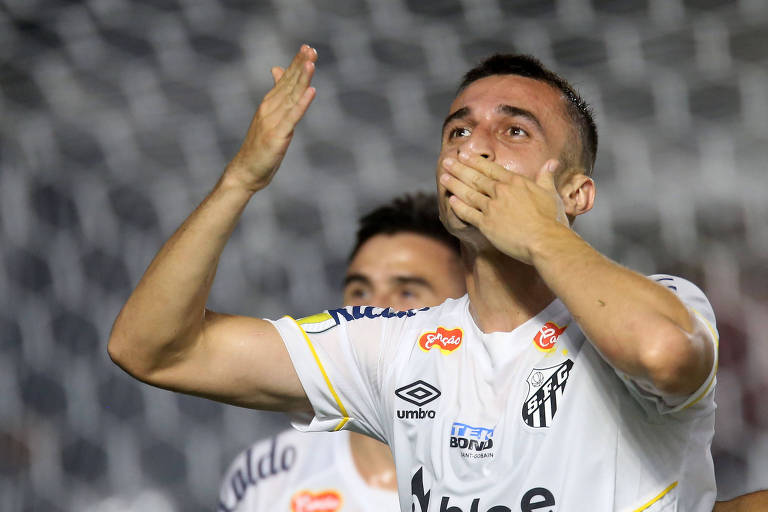 João Schimidt comemora seu gol na vitória do Santos sobre o Corinthians