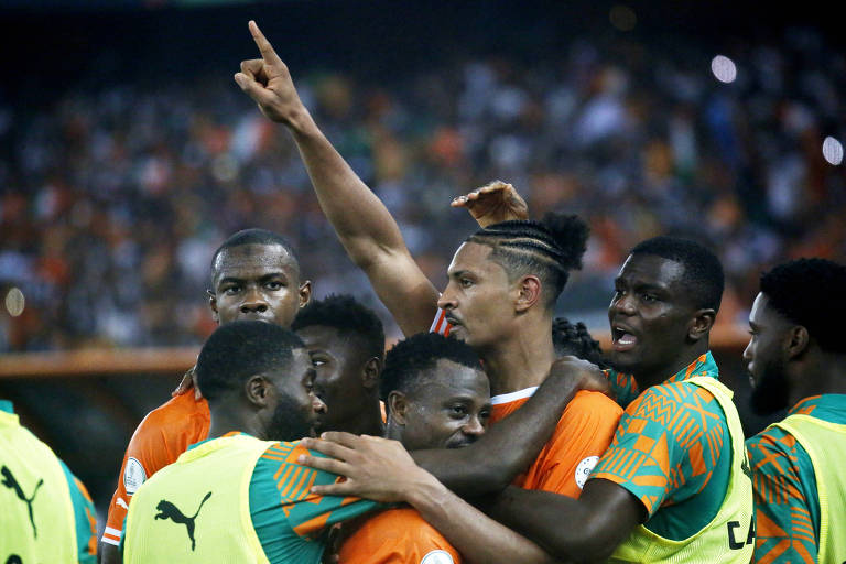 Jogadores da Costa do Marfim comemoram gol que garantiu a equipe na final da Copa Africana 