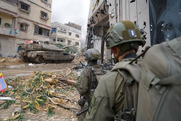 Soldados israelenses operam na Faixa de Gaza em imagem divulgada em 4 de fevereiro pelas Forças de Defesa Israel