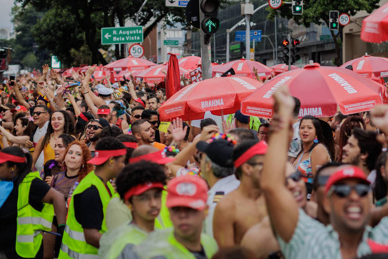 Bancos não terão atendimento presencial na próxima segunda (12) e terça (13) devido ao Carnaval e o funcionamento será retomado na Quarta-feira de Cinzas, a partir das 12h. Na foto, bloco Acadêmicos do Baixo Augusta, que faz o cortejo na Rua da Consolação. 