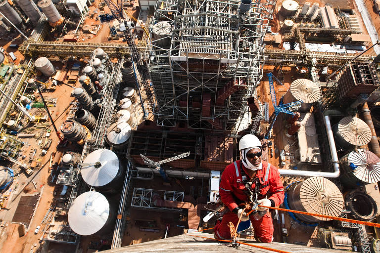 Operário trabalha na construção do parque industrial da Eldorado Celulose