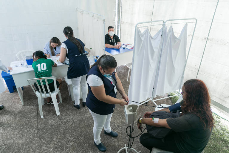 Movimento de pacientes na tenda para atender pessoas com suspeita de dengue, na UPA 26 de Agosto, região de Itaquera, zona leste da capital paulista