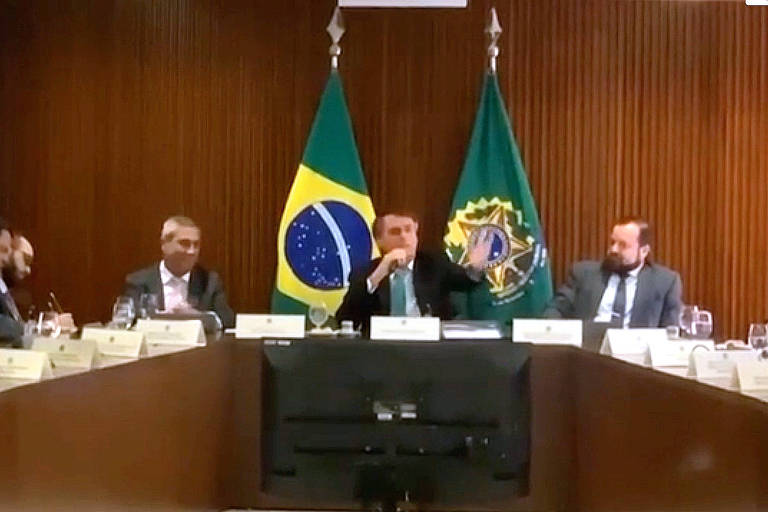 O ex-presidente Jair Bolsonaro (PL) em reunião com seus ministros no Palácio do Planalto, em Brasília, para fazerem "alguma coisa" antes das eleições presidenciais de 2022 para impedir a vitória de Lula (PT)